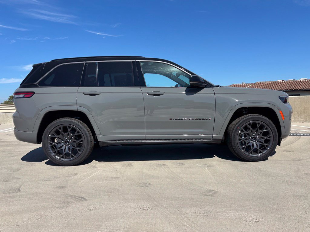 New 2027 Jeep Grand Cherokee Summit w/ Adv Protech Group IV AWD/4WD image 2