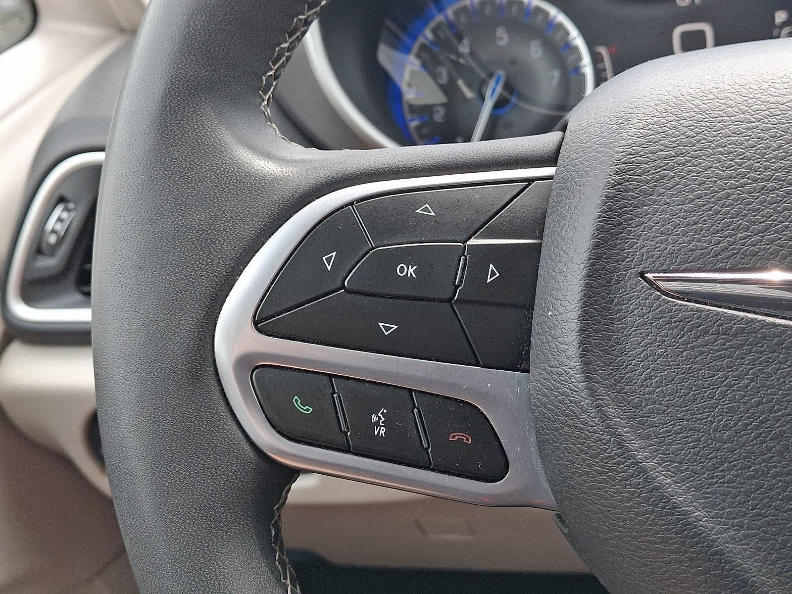 Used 2024 Chrysler Pacifica Touring-L FWD image 18