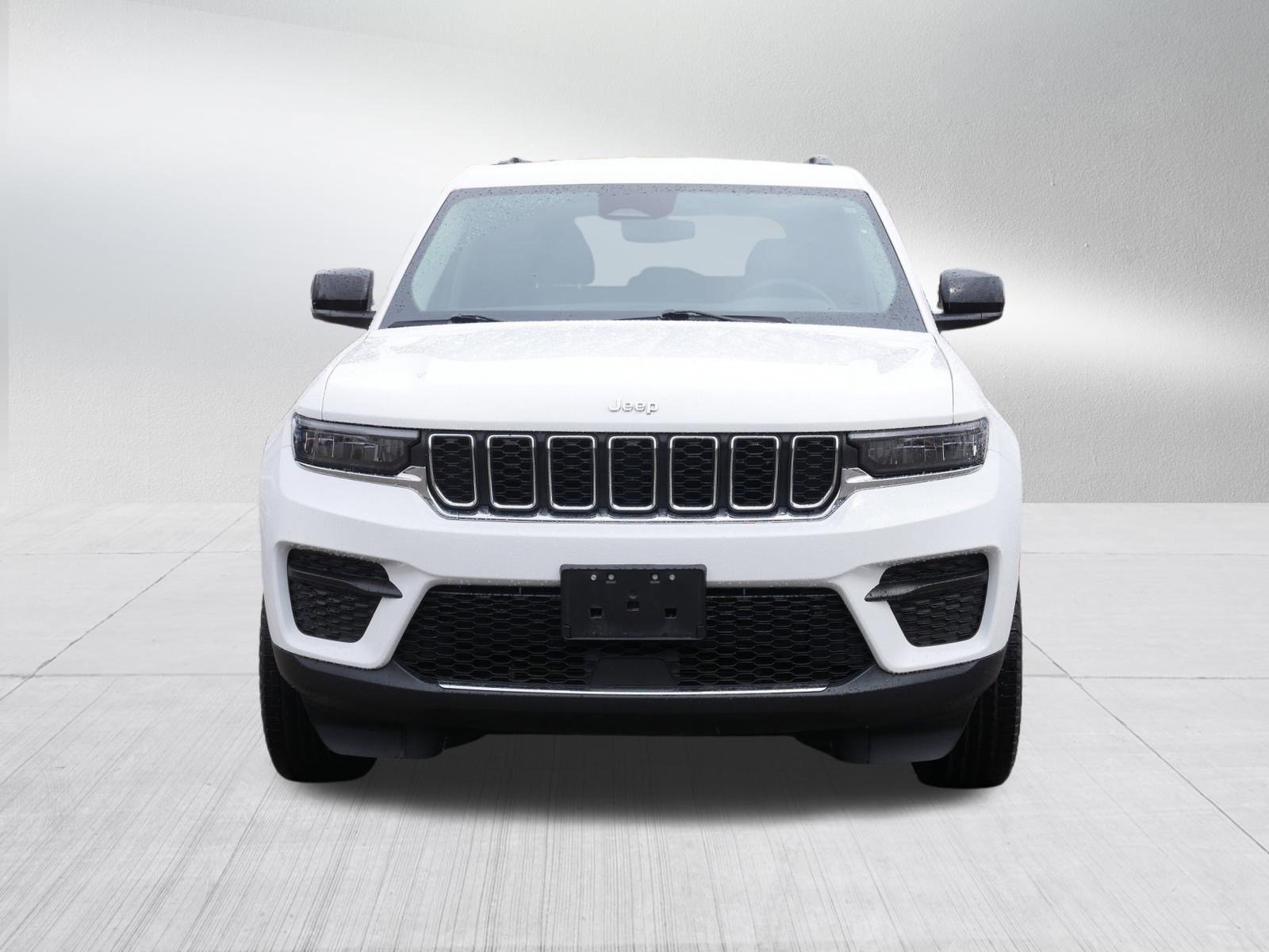 Used 2023 Jeep Grand Cherokee Laredo AWD/4WD image 2