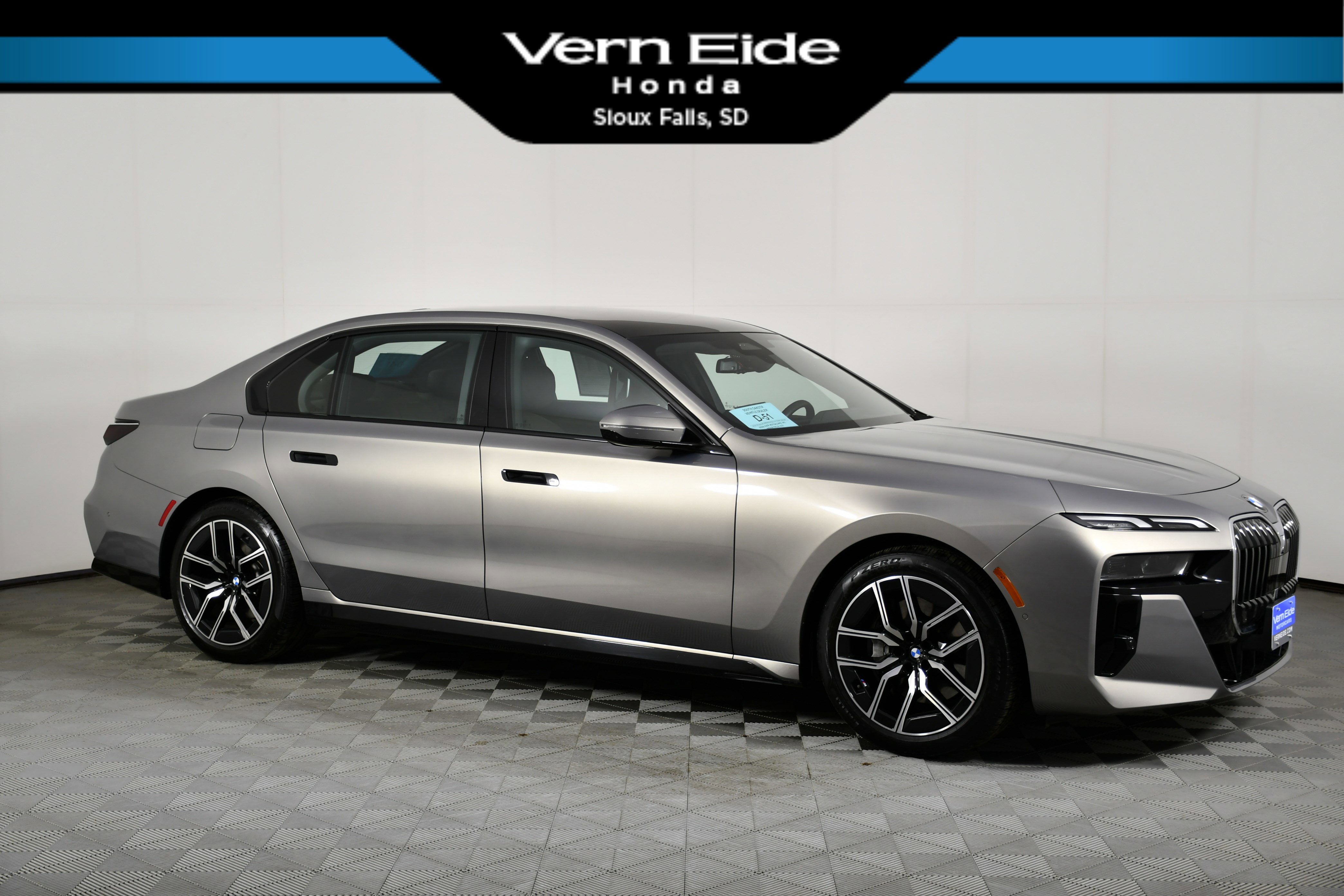 Used 2025 BMW 740i xDrive image 1