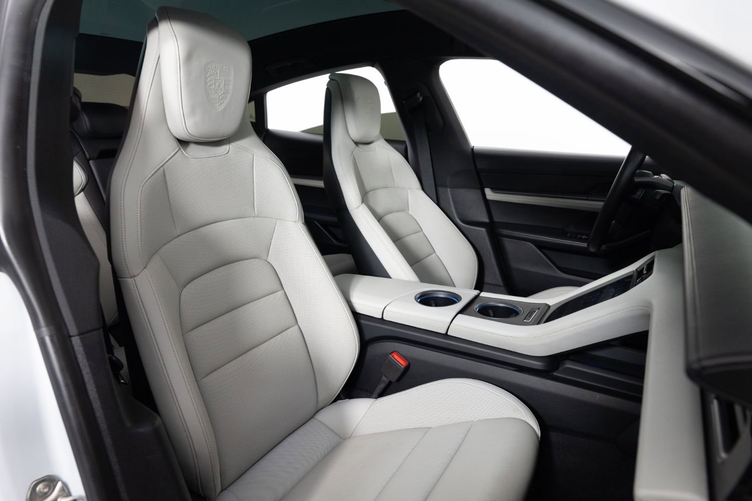 Used 2021 Porsche Taycan 4S w/ Premium Package image 27