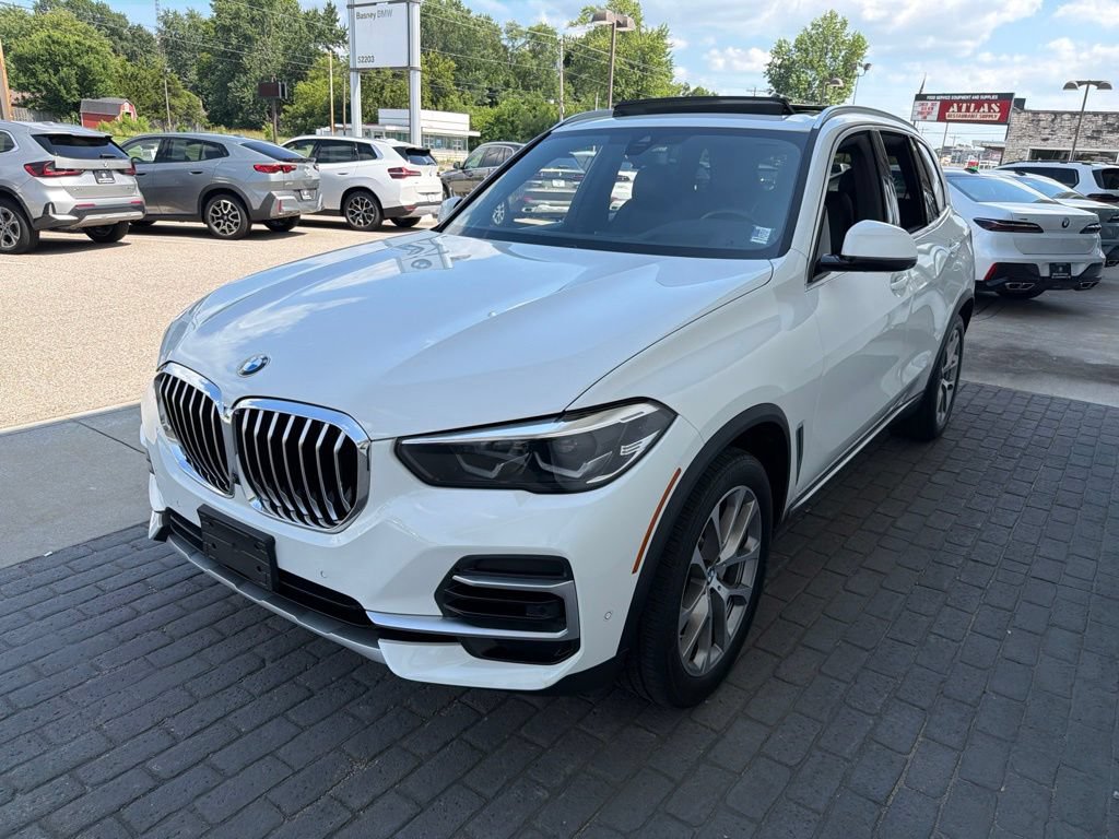 Used 2023 BMW X5 xDrive40i w/ Premium Package AWD/4WD image 3