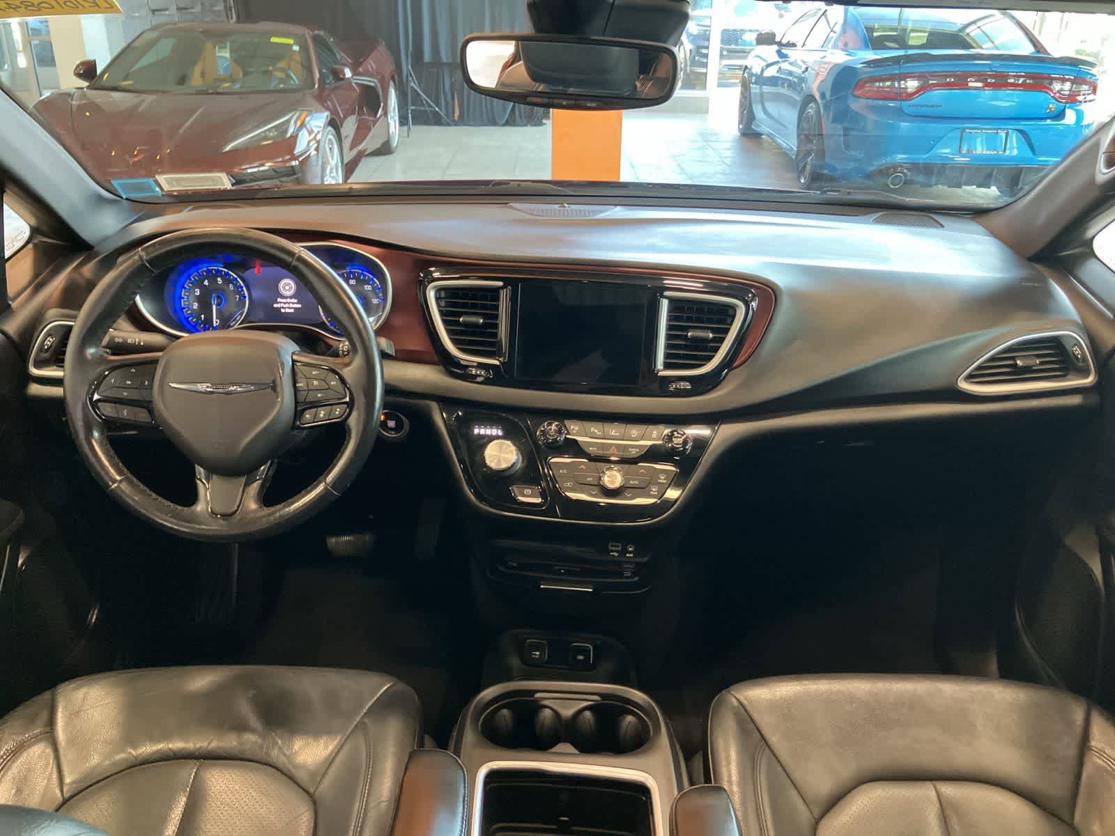Used 2020 Chrysler Pacifica Touring-L FWD image 28
