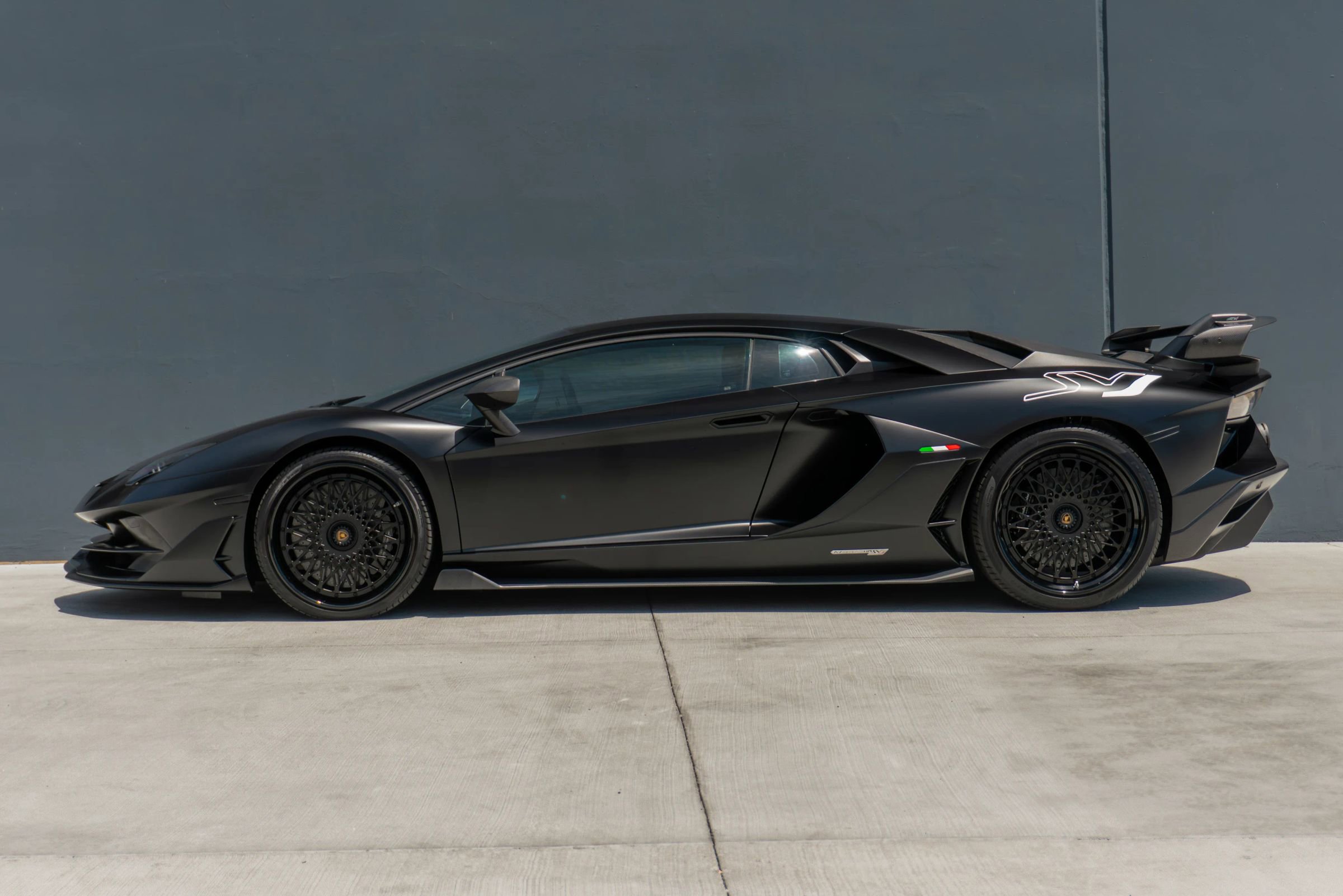 Used 2019 Lamborghini Aventador SVJ AWD/4WD image 2