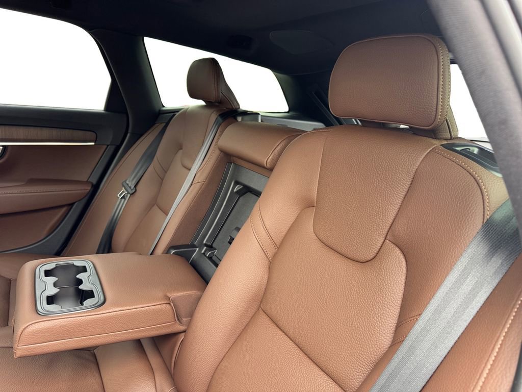 Certified 2025 Volvo V90 B6 Cross Country Plus image 24