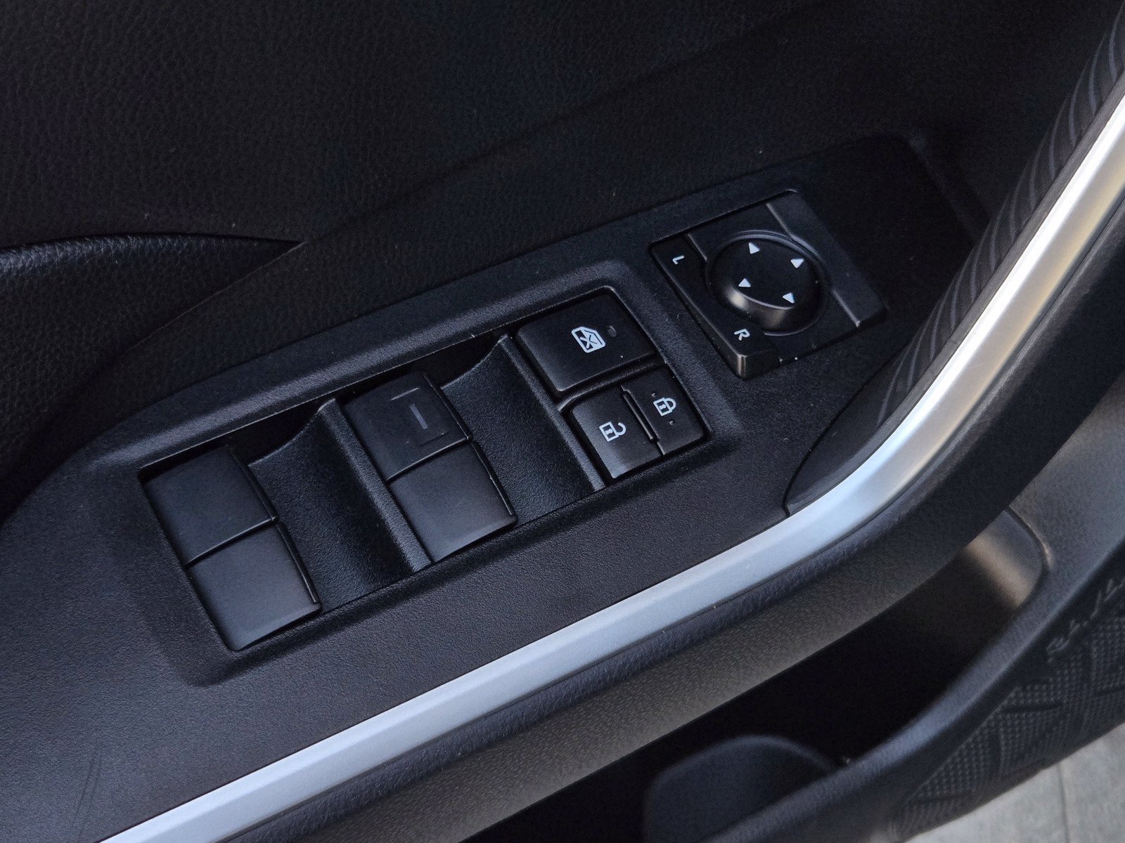 Certified 2025 Toyota RAV4 LE AWD/4WD image 10