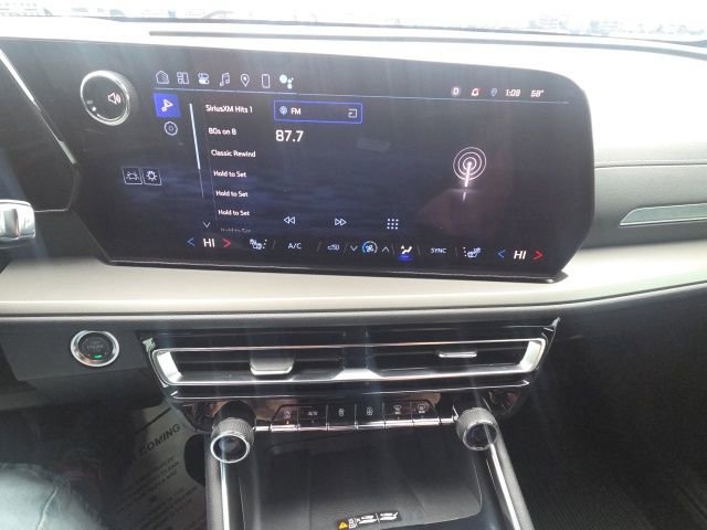 Used 2024 Chevrolet Traverse LT w/ LPO, Floor Liner Package FWD image 30