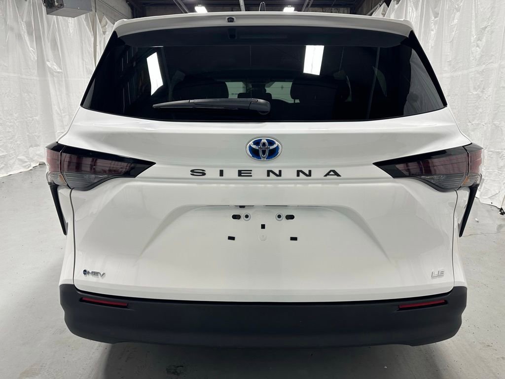 Used 2025 Toyota Sienna LE FWD image 5