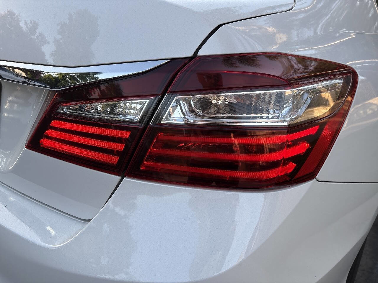 Used 2017 Honda Accord EX image 10