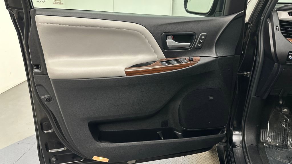 Used 2017 Toyota Sienna Limited image 19