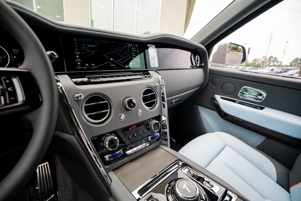 Used 2025 Rolls-Royce Cullinan AWD/4WD image 39