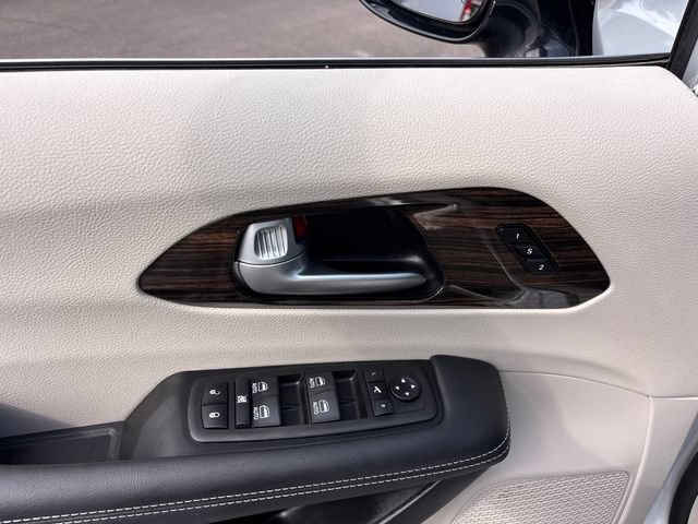 Used 2024 Chrysler Pacifica Limited FWD image 16