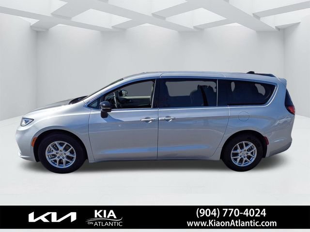 Used 2024 Chrysler Pacifica Touring-L image 6