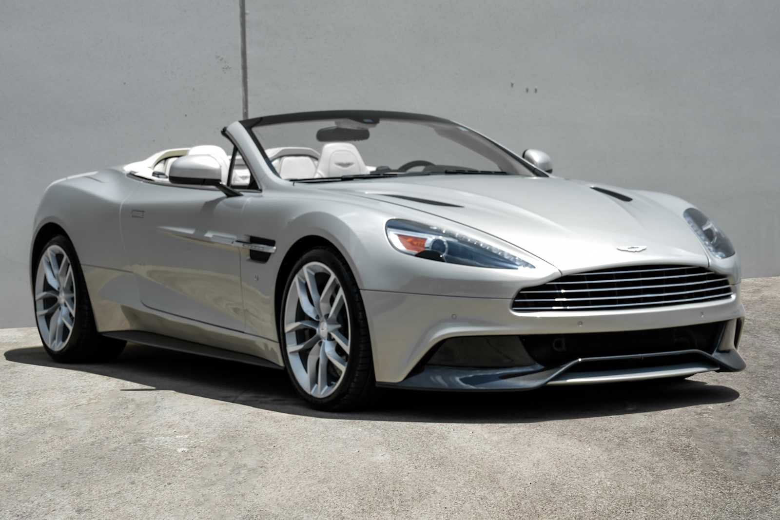 Used 2016 Aston Martin Vanquish Volante RWD image 8