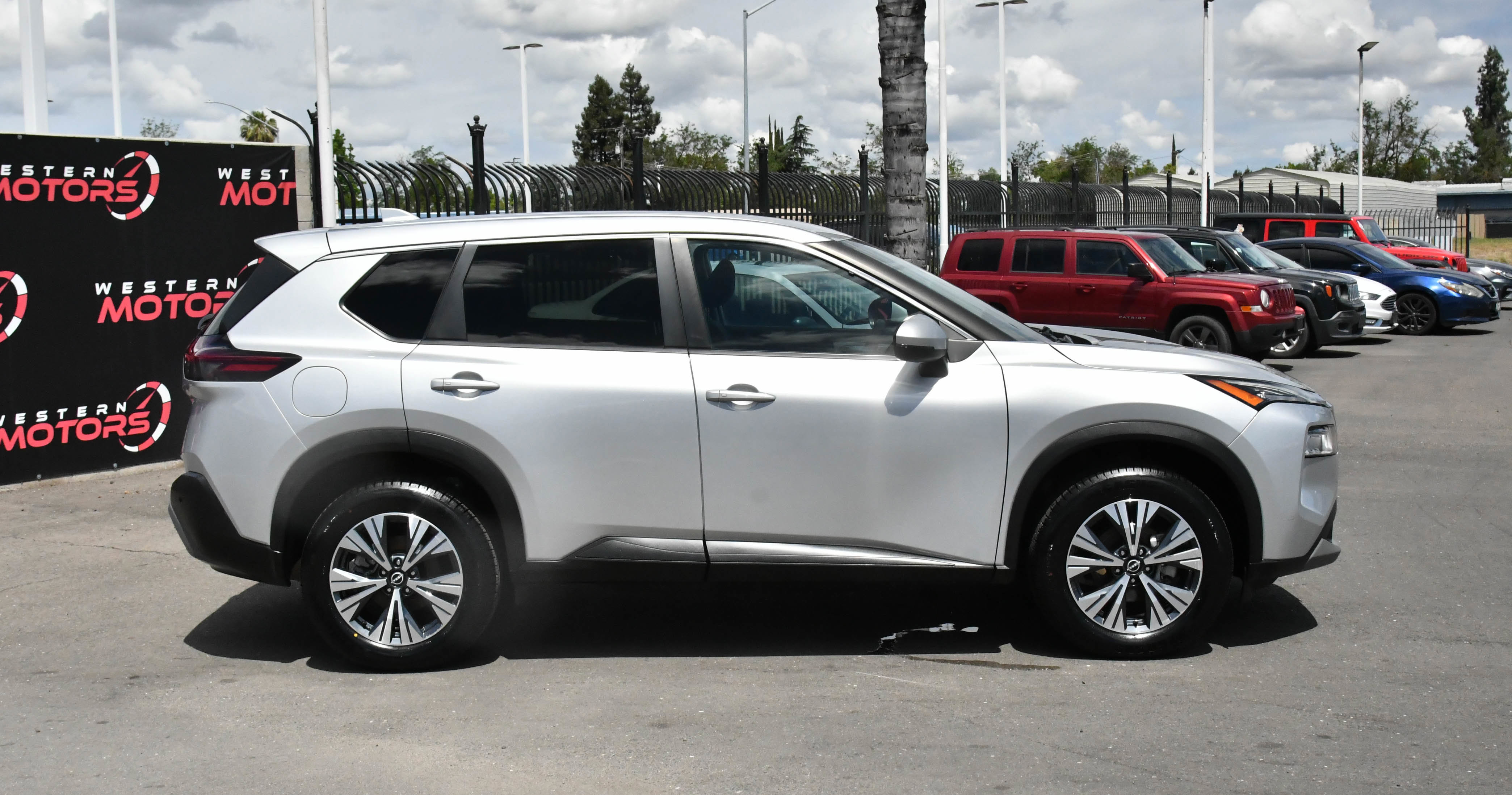 Used 2022 Nissan Rogue SV AWD/4WD image 9