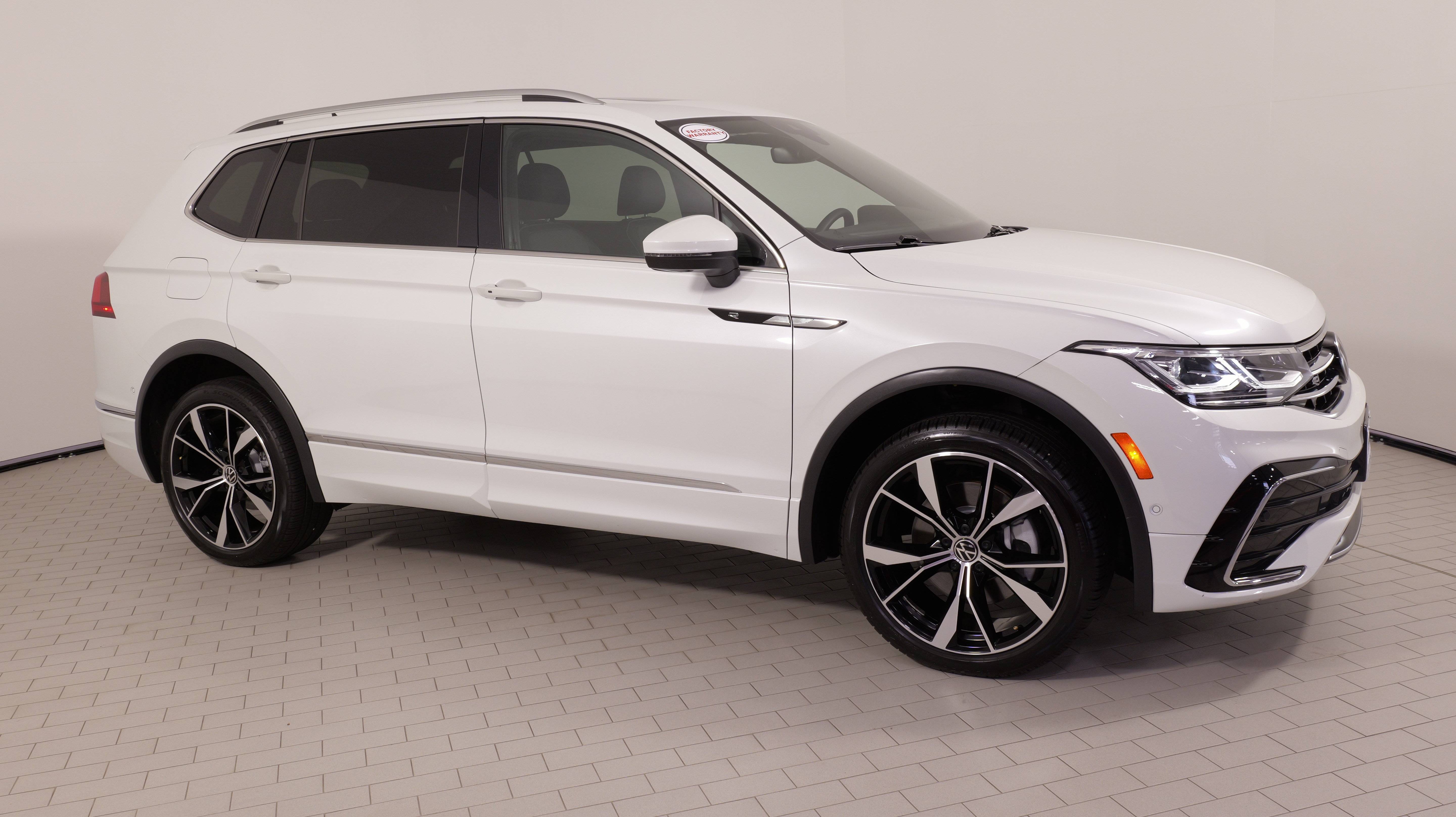 Used 2024 Volkswagen Tiguan SEL R-Line AWD/4WD image 8