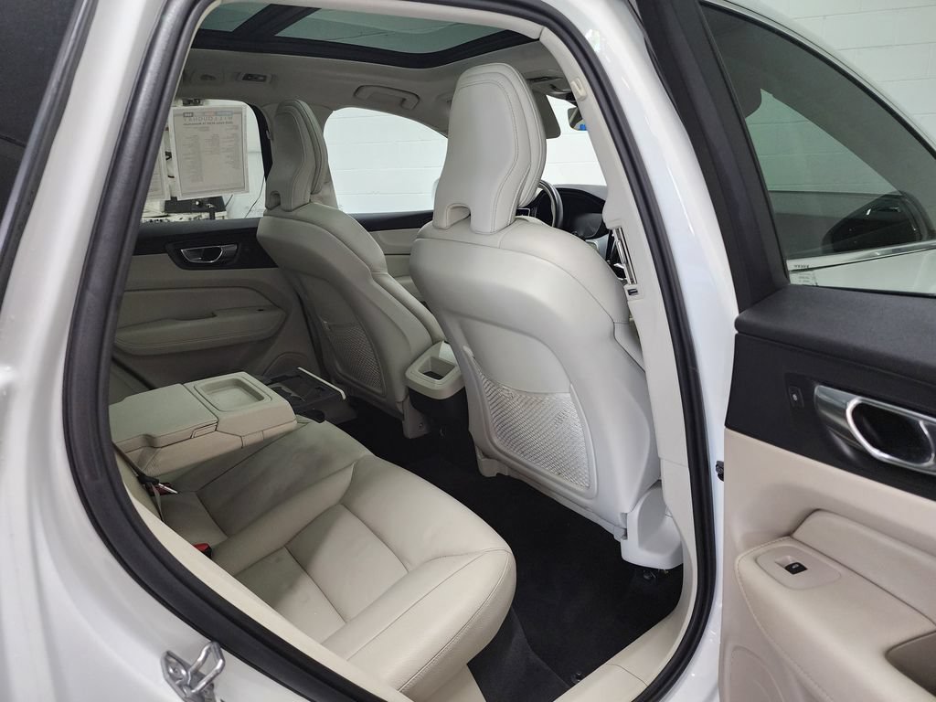 Used 2020 Volvo XC60 T6 Momentum AWD/4WD image 33