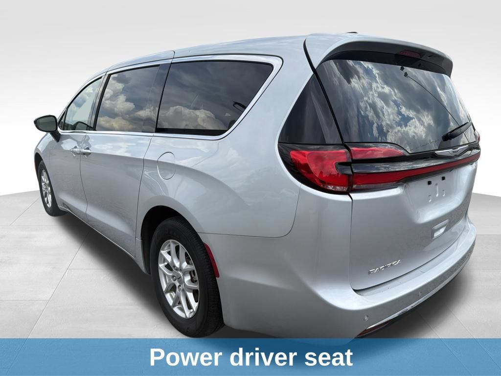 Used 2024 Chrysler Pacifica Touring-L FWD image 14
