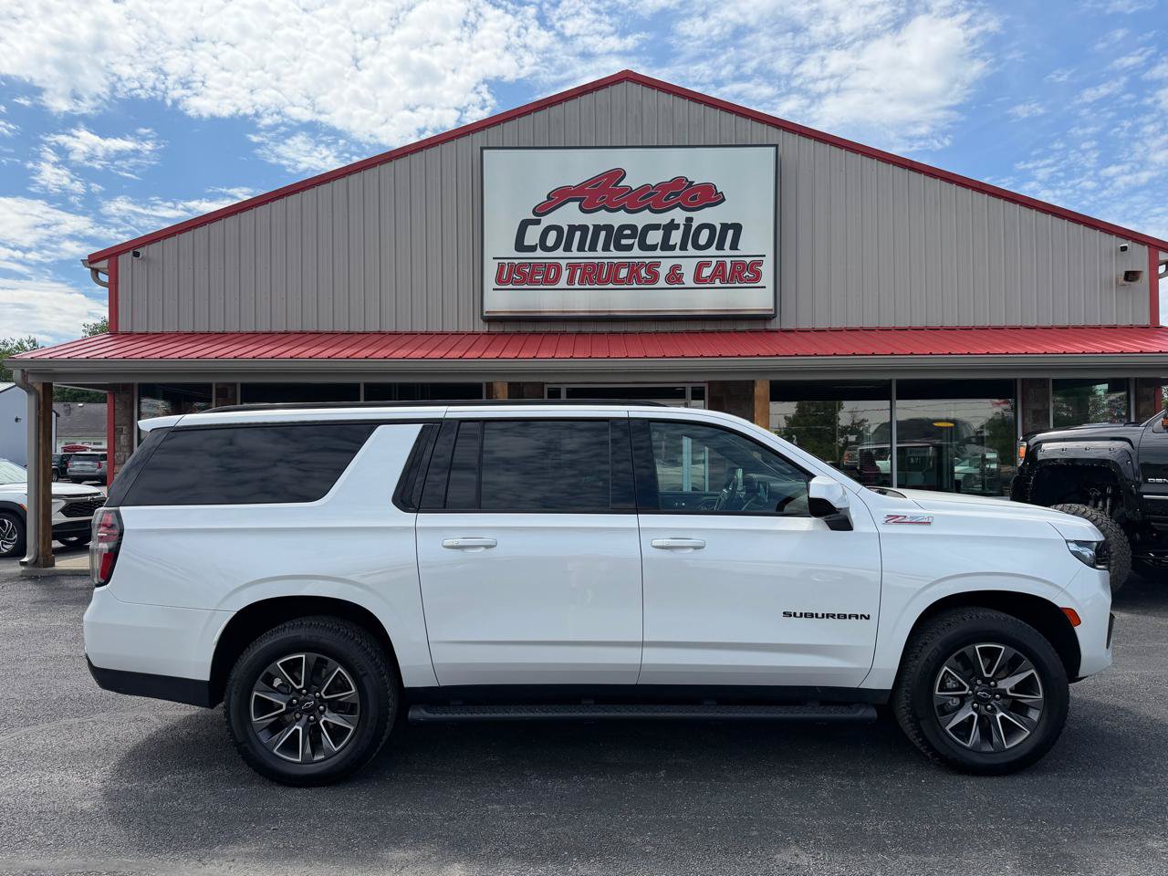 Used 2023 Chevrolet Suburban Z71 AWD/4WD image 3