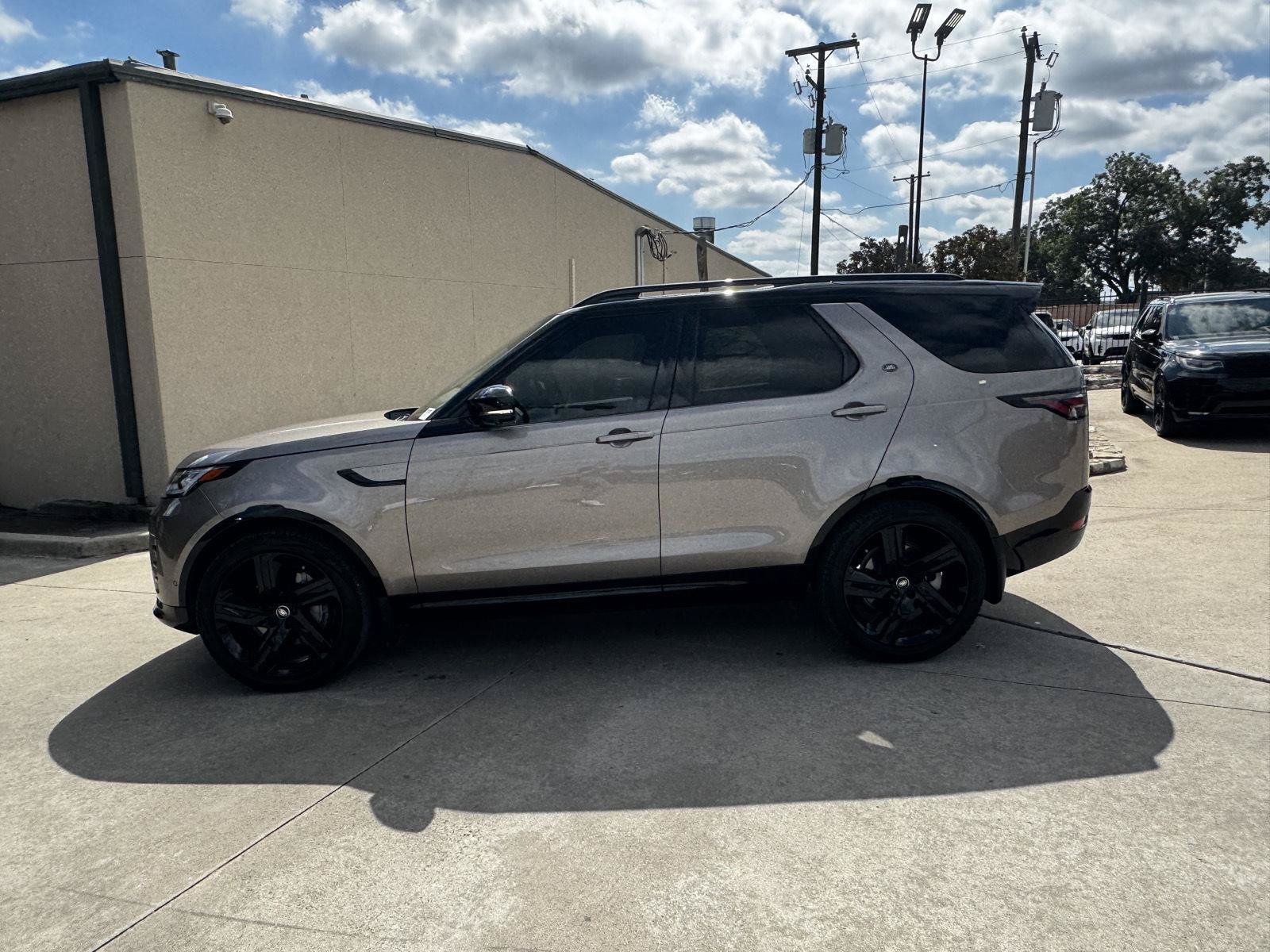 Certified 2026 Land Rover Discovery Dynamic SE AWD/4WD image 3