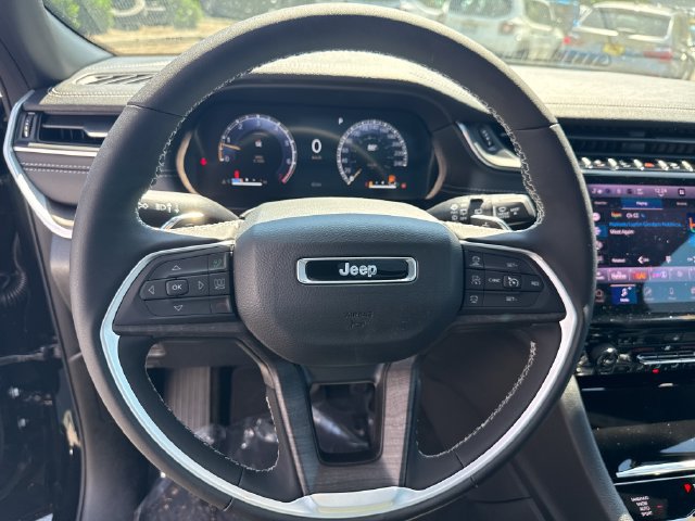 New 2025 Jeep Grand Cherokee L Limited w/ Black Appearance Package AWD/4WD image 19