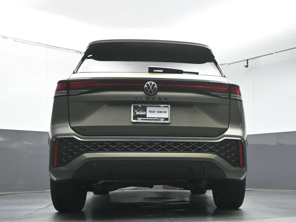 New 2026 Volkswagen Tiguan SE R-Line FWD image 41