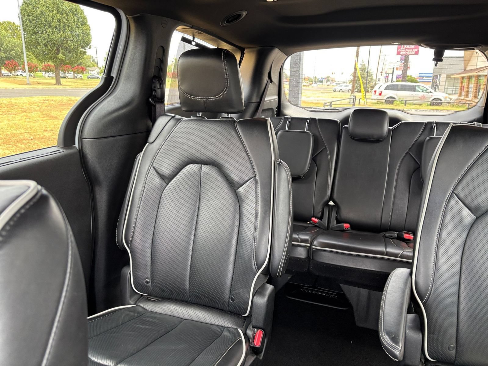 Used 2025 Chrysler Pacifica Limited FWD image 44