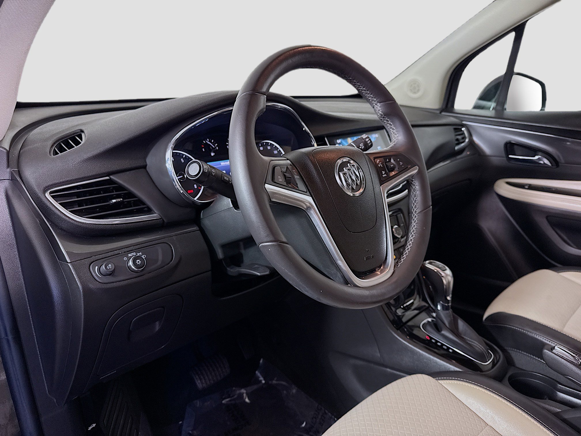 Used 2021 Buick Encore Preferred AWD/4WD image 23