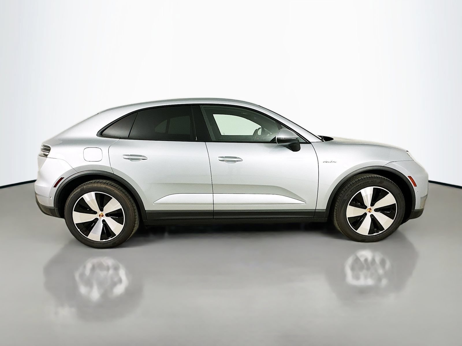Used 2025 Porsche Macan 4 Electric AWD/4WD image 4