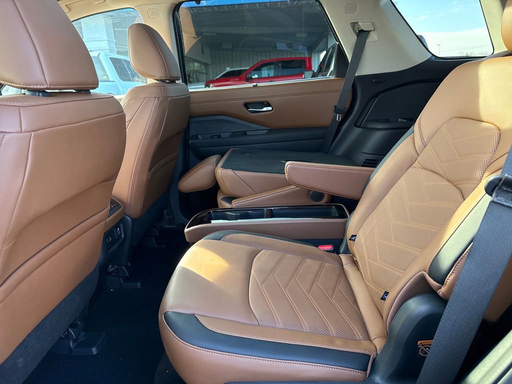 Used 2025 Nissan Pathfinder Platinum image 31