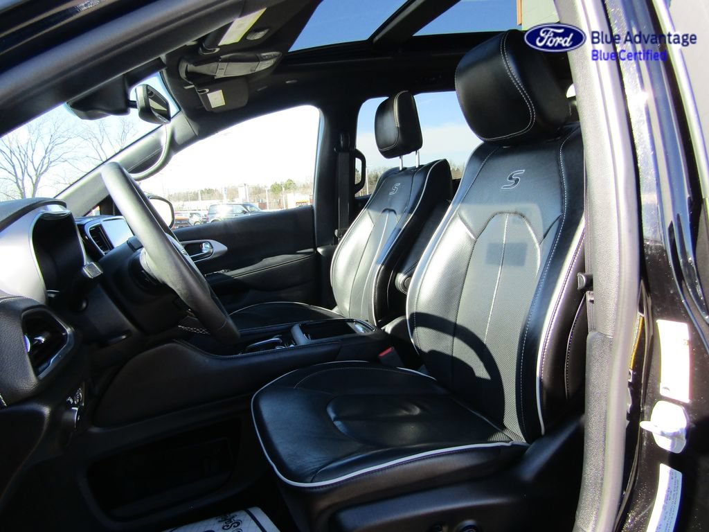 Used 2025 Chrysler Pacifica Limited FWD video 3