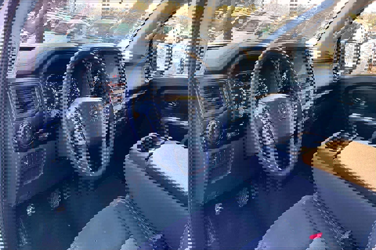 Used 2022 Nissan Titan SV image 17
