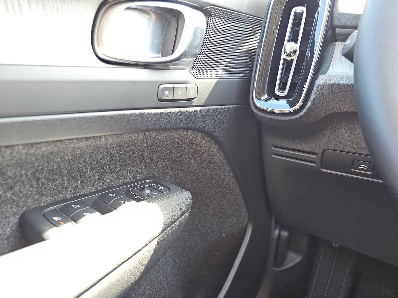 Used 2025 Volvo XC40 B5 Core w/ Protection Package Premier AWD/4WD image 31