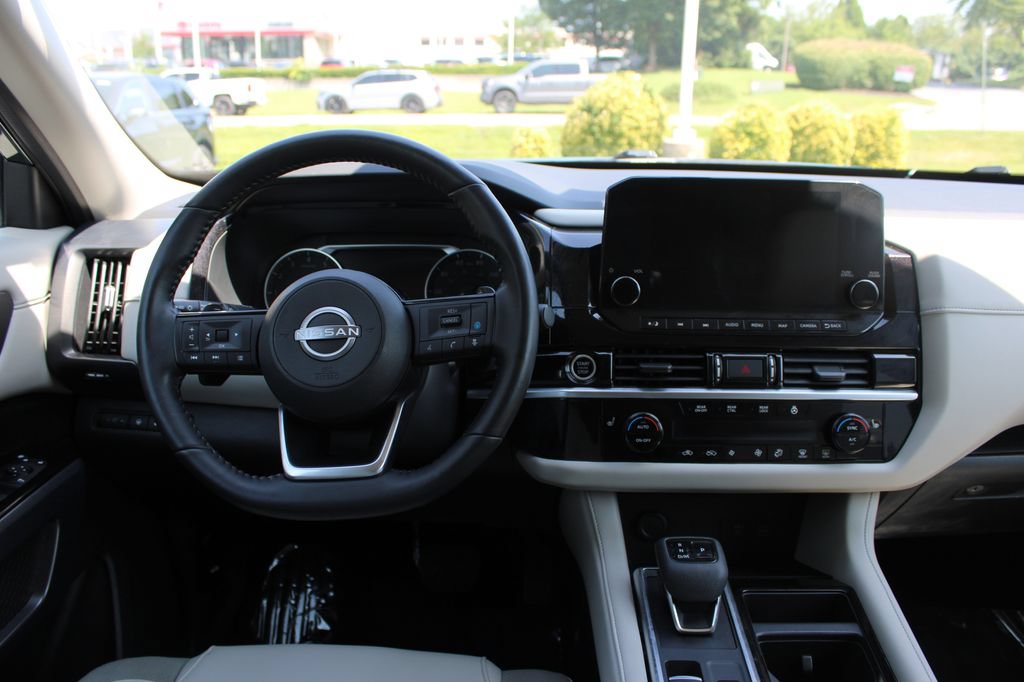 Used 2022 Nissan Pathfinder SL AWD/4WD image 13