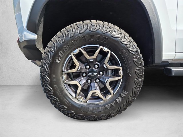 Used 2025 Chevrolet Colorado ZR2 w/ Technology Package AWD/4WD image 23