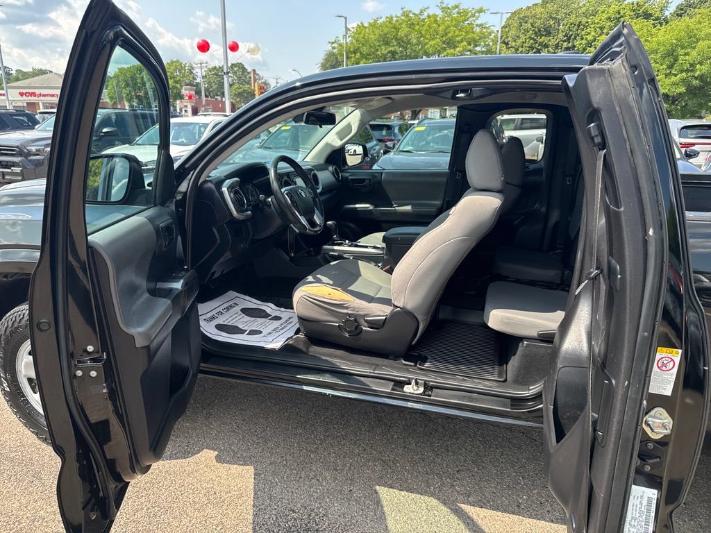 Used 2018 Toyota Tacoma SR5 AWD/4WD image 37
