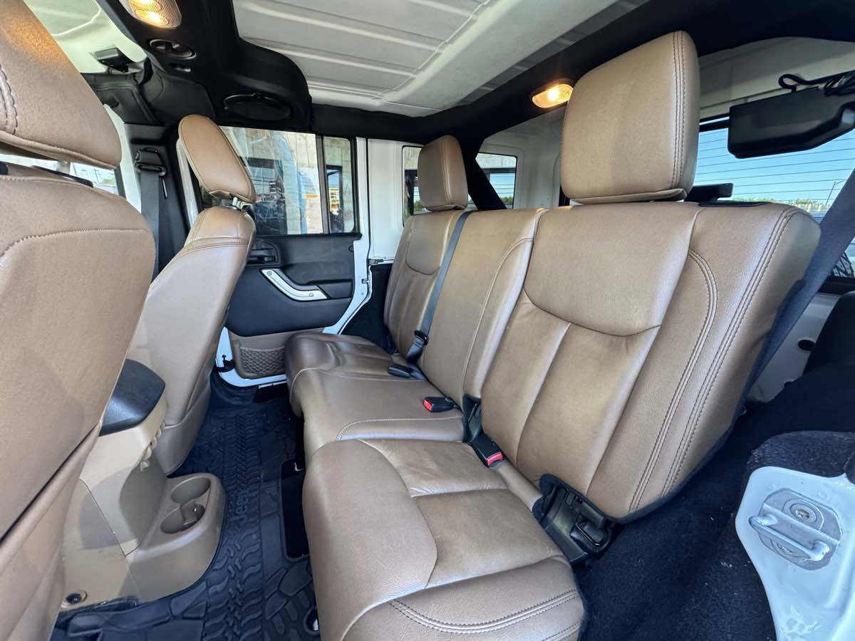 Used 2014 Jeep Wrangler Unlimited Sahara w/ Connectivity Group AWD/4WD image 6