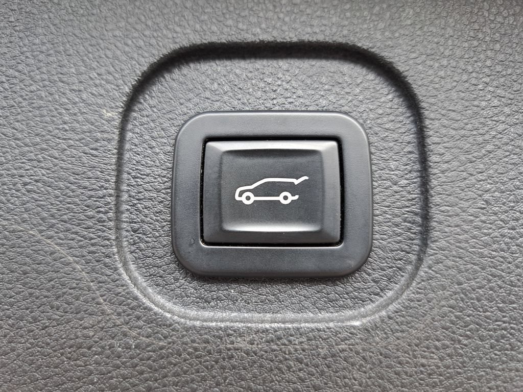 Used 2017 Chevrolet Equinox Premier w/ Enhanced Convenience Package FWD image 13
