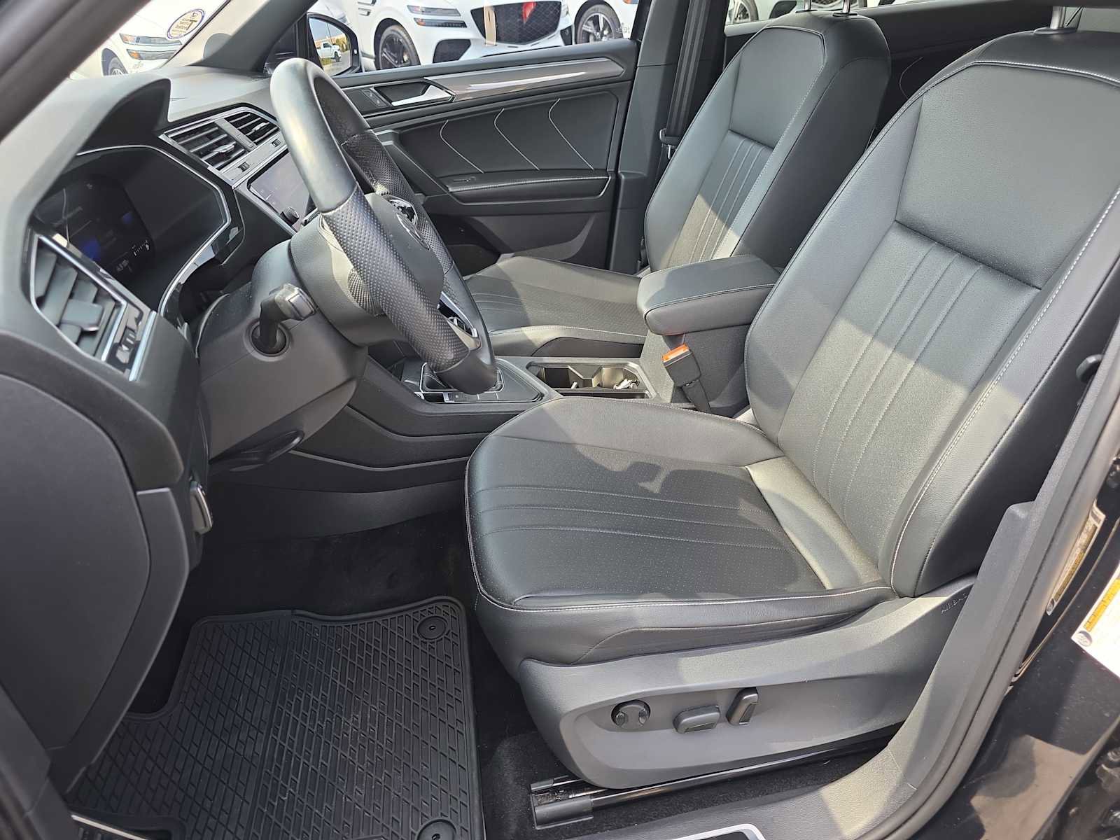 Used 2023 Volkswagen Tiguan SE R-Line image 9