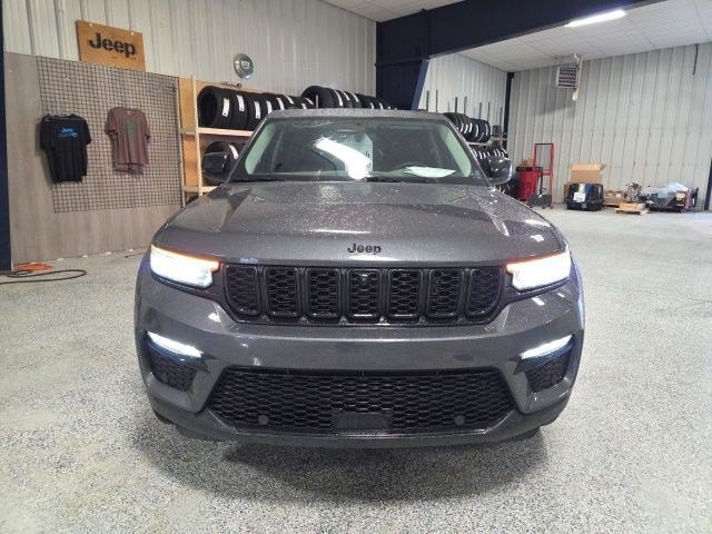 Used 2023 Jeep Grand Cherokee Limited w/ Luxury Tech Group II AWD/4WD image 2