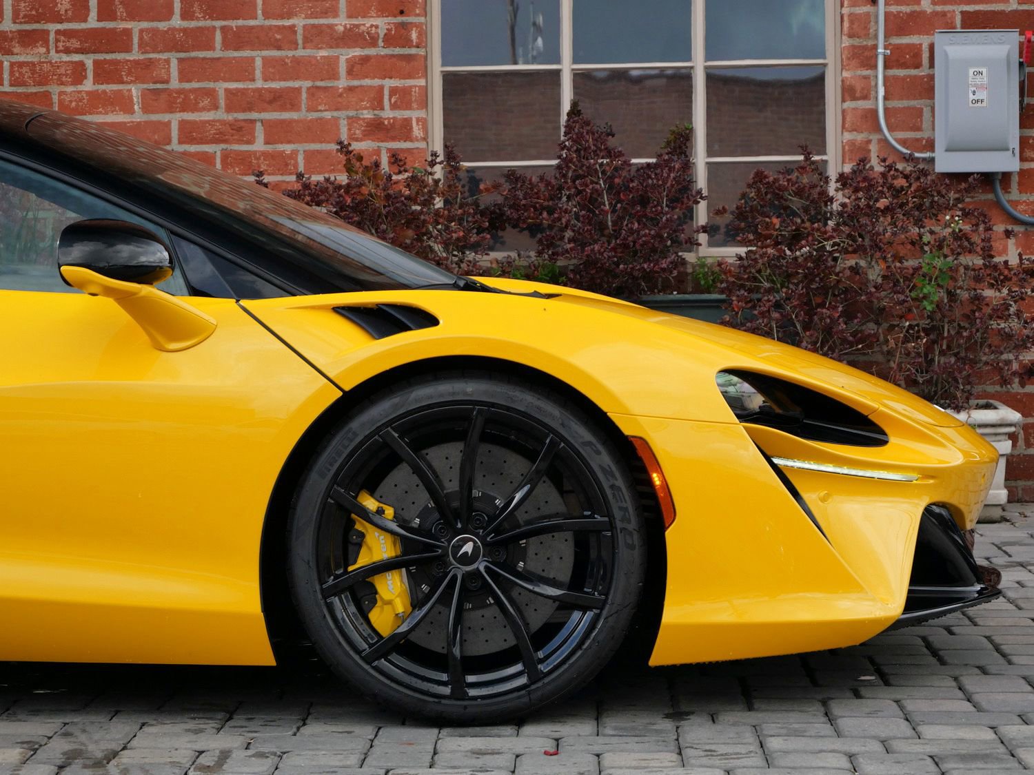 Used 2023 McLaren Artura RWD image 7