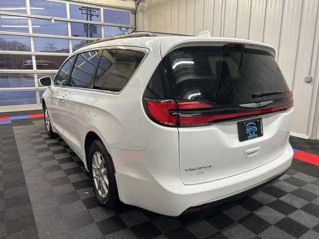 Used 2022 Chrysler Pacifica Touring-L image 5