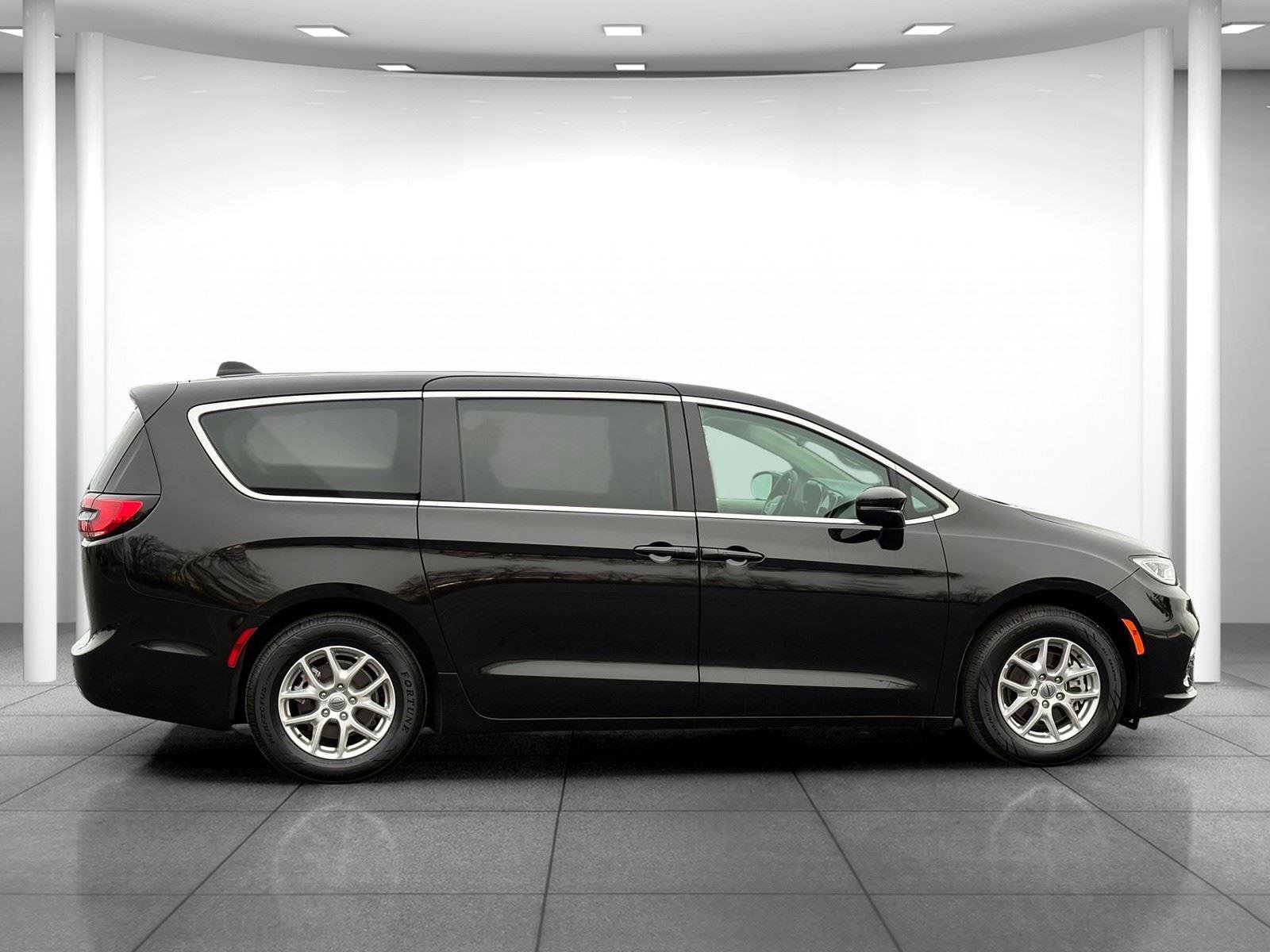 Used 2024 Chrysler Pacifica Touring-L image 8