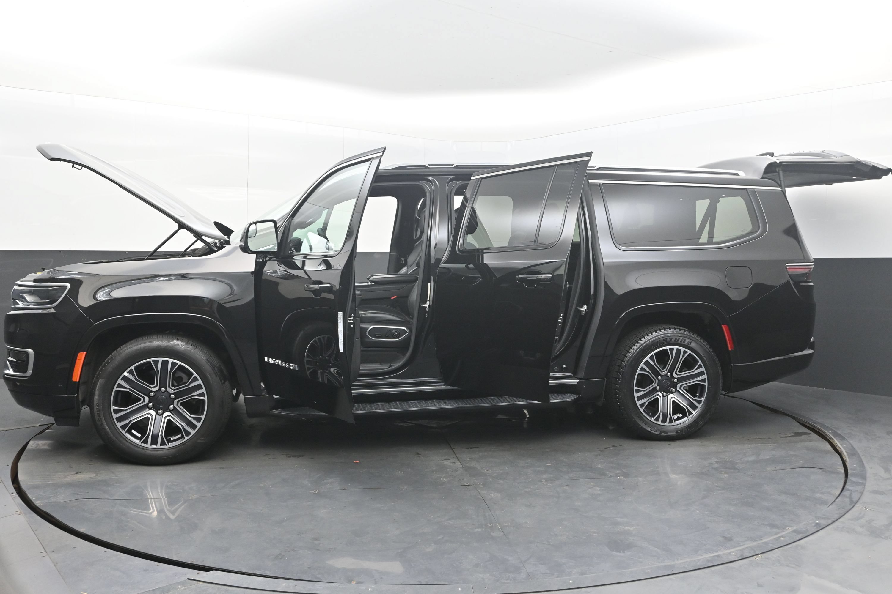 Used 2024 Jeep Wagoneer L Series II RWD image 42