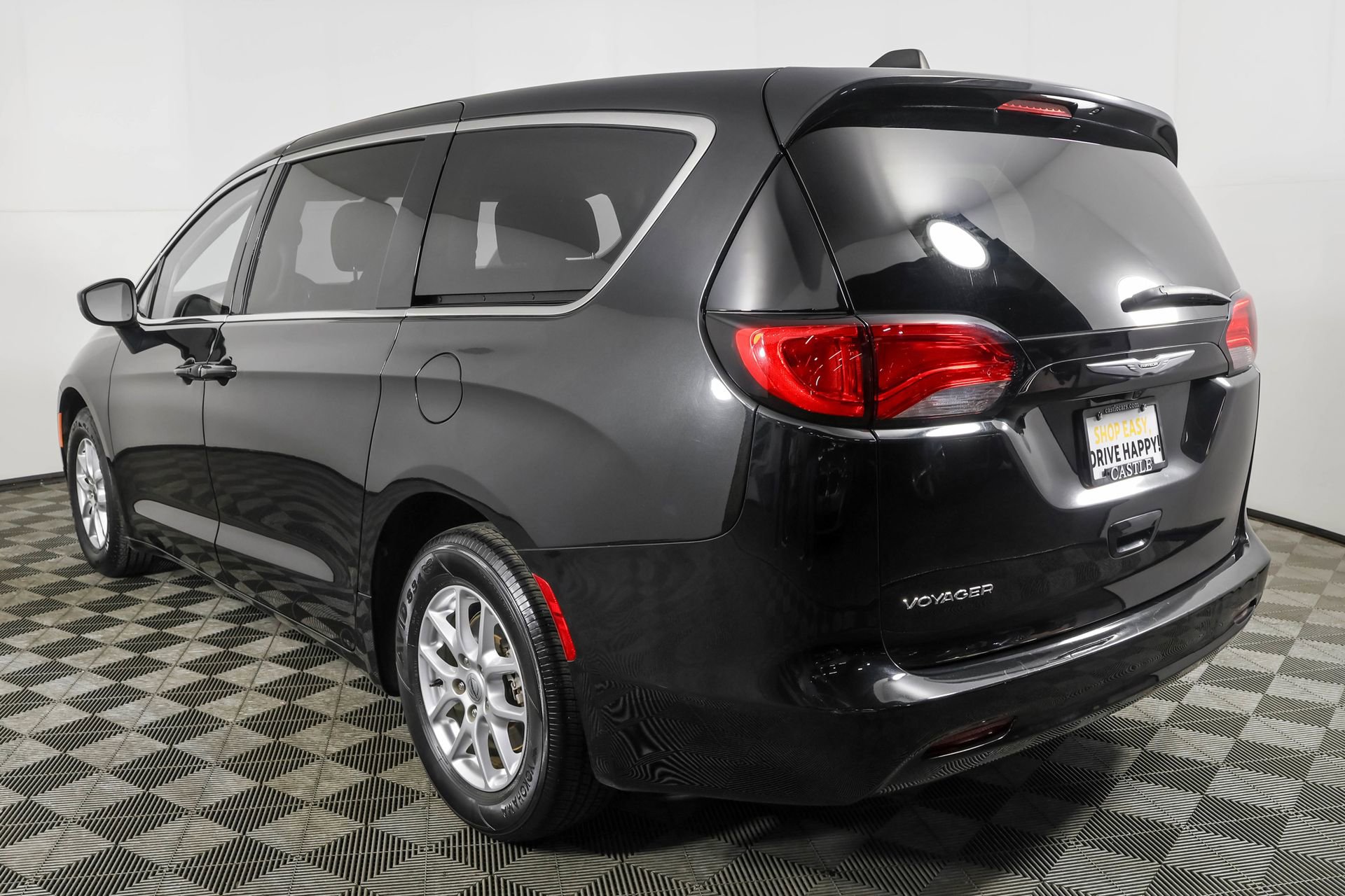 Used 2022 Chrysler Voyager LX image 17