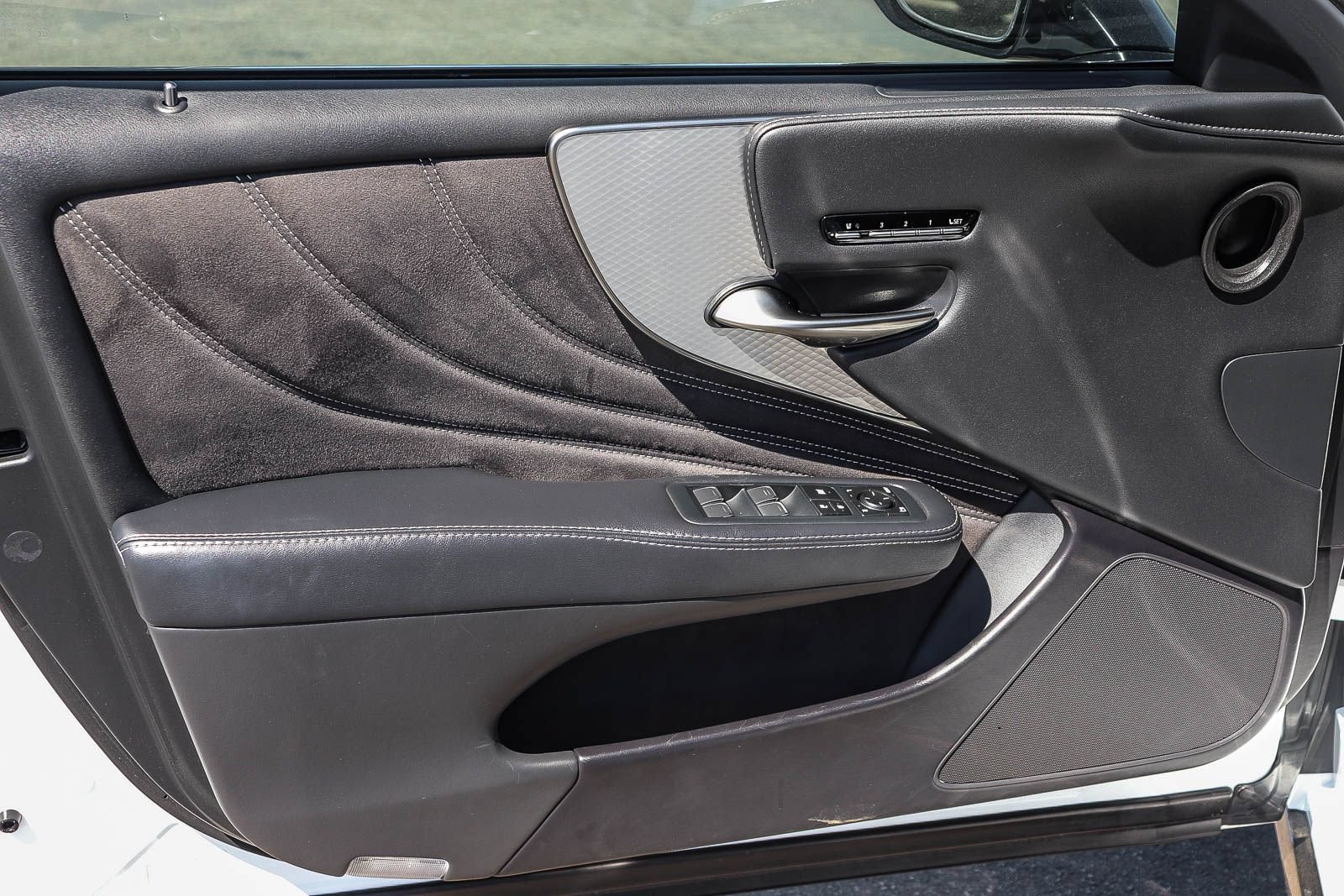 Used 2018 Lexus LS 500 F Sport w/ Accessory Package (Z2) RWD image 25
