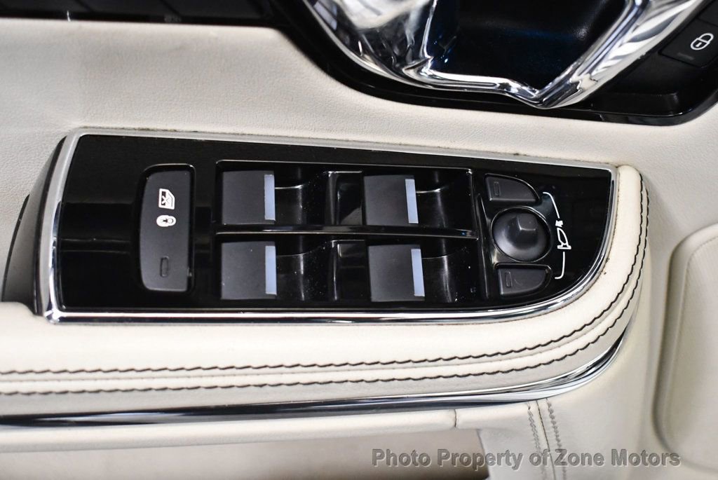 Used 2015 Jaguar XJ image 32