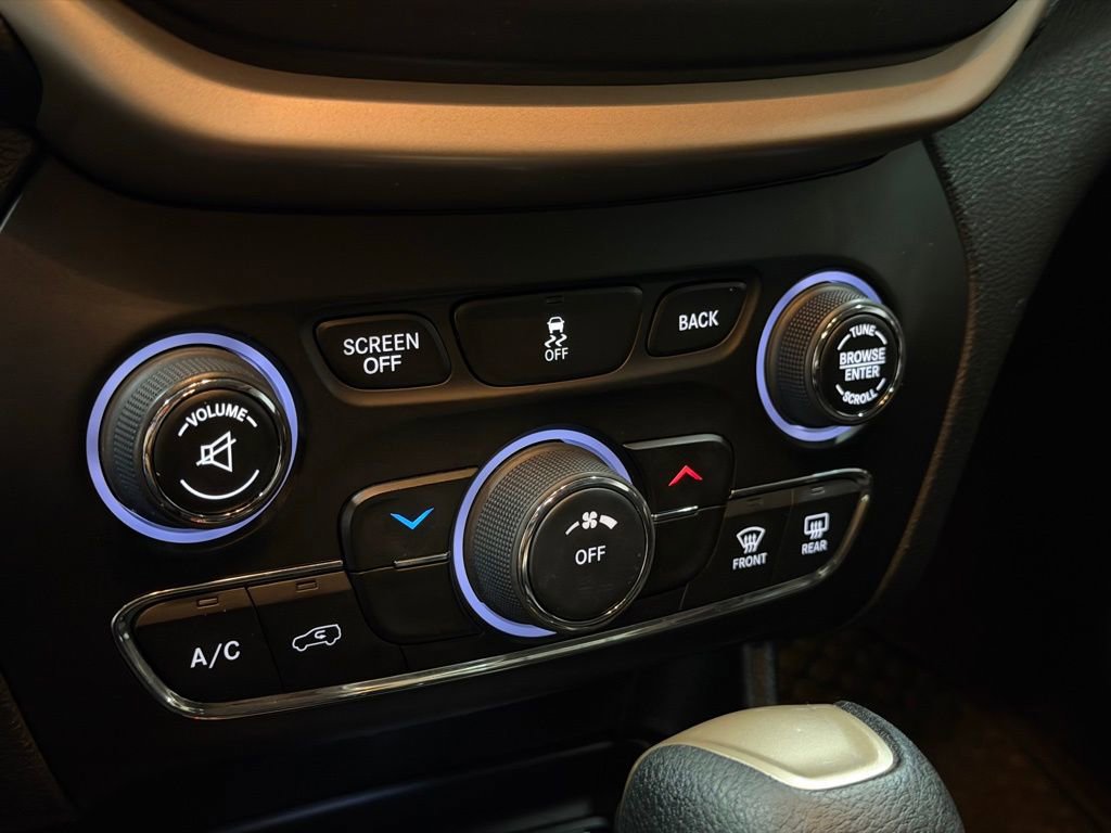 Used 2017 Jeep Cherokee Latitude w/ Cold Weather Group image 28