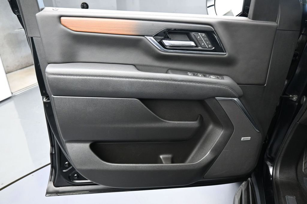 Used 2025 GMC Yukon XL Denali AWD/4WD image 13