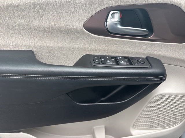 Used 2023 Chrysler Voyager LX FWD image 13